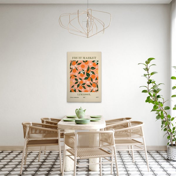Dekoratives Wandbild mit Zitrusfrüchtemotiv über einem Esstisch