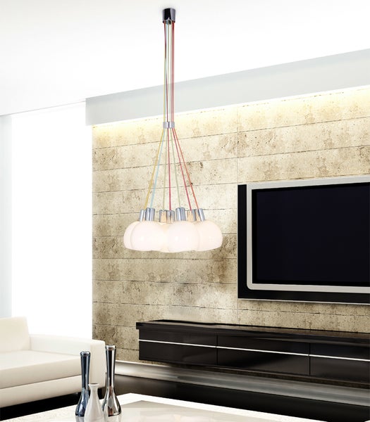 Hängelampe mit mehreren bunten Kabeln und runden Lampenschirmen