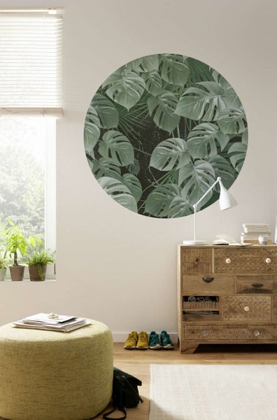 Wohnzimmer mit Fenster, Kommode und Wandtattoo mit Monstera Motiv