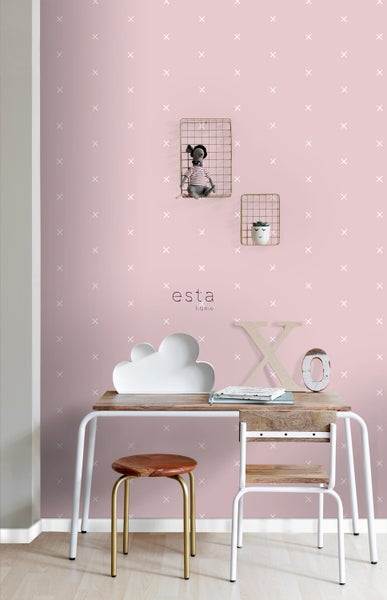 Rosa Wand mit Kreuzmuster, Schreibtisch und Stuhl im Kinderzimmer