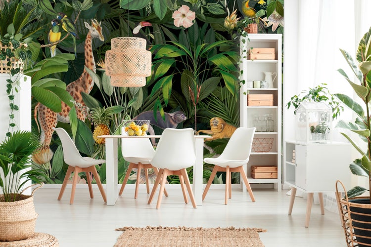 Modernes Esszimmer mit Dschungel-Tapete mit Tieren, weißem Tisch mit Stühlen, Korb-Hängelampe und Möbeln aus hellem Holz.