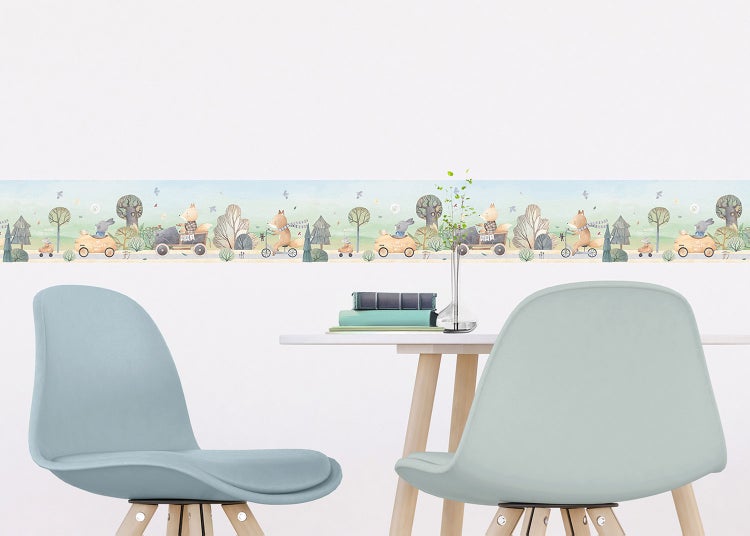 Selbstklebende Bordüre für Kinderzimmer mit Tiermotiven wie Fuchs und Hase in Fahrzeugen in einer Waldlandschaft an einer weißen Wand.