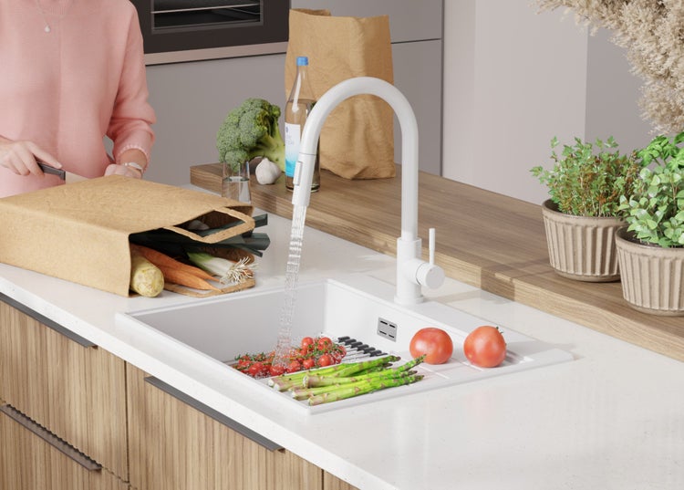 Küchenszene mit Spüle, Armatur, Gemüse und Einkaufstüte.