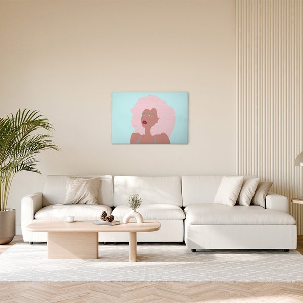Wohnzimmer mit Sofa, Tisch und Gemälde einer Frau mit rosa Afro