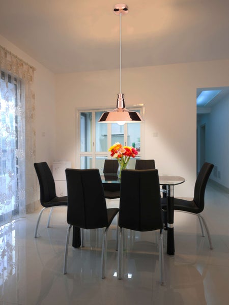 Esszimmer mit Esstisch, Stühlen und Hängelampe im modernen Stil