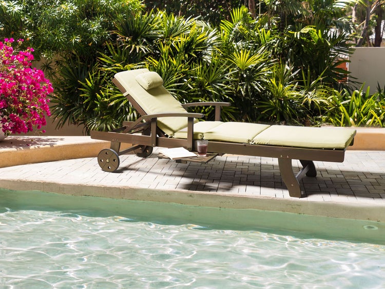 Holzliege mit Rädern und Auflage am Pool