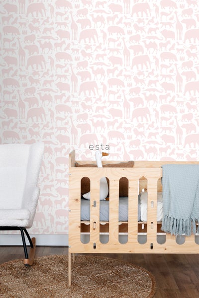 Babyzimmer mit Tier Tapete, Kinderbett und Schaukelstuhl