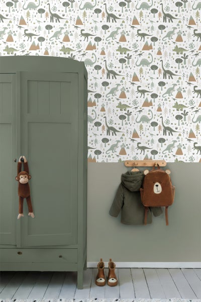 Kinderzimmer mit Dino-Tapete, Garderobe, Jacke, Rucksack und Gummistiefeln