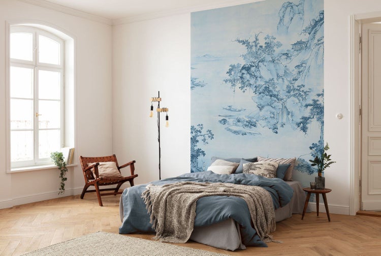 Schlafzimmer mit Landschaftstapete, Bett, Sessel und Stehlampe