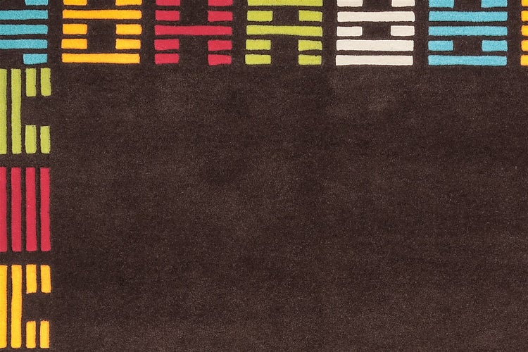 Teppich mit dunkler Grundfläche und buntem geometrischem Randmuster aus Rechtecken.