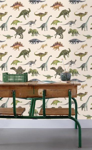 Kinderzimmer mit Dinosaurier-Tapete, Schrank und Korbsessel