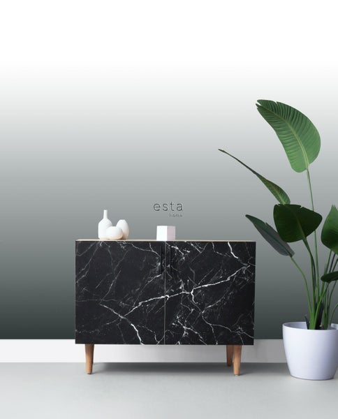 Kommode mit Marmoroptik, Dekoration und Zimmerpflanze