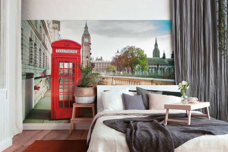 Fototapete mit London-Motiv, rote Telefonzelle und Big Ben, hinter einem Bett in einem modern eingerichteten Schlafzimmer.