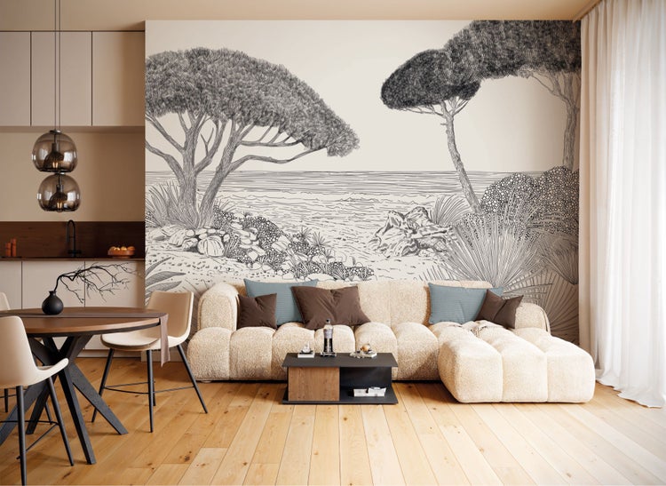 Wohnzimmer mit gemusterter Tapete, modularem Sofa und Holztisch