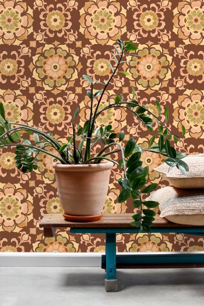 Dekorative Tapete mit Blumenmuster, Zimmerpflanze im Terrakottatopf auf einem Holztisch