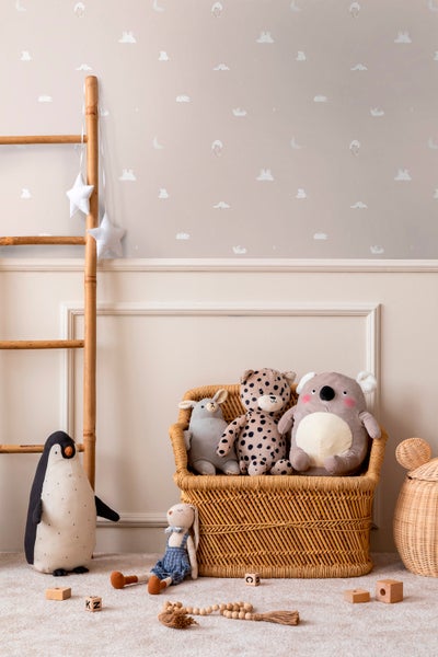 Kinderzimmer mit Leiter, Stofftieren im Korb und Spielzeug