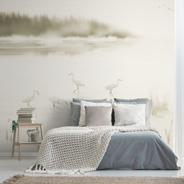 Schlafzimmer mit Fototapete mit See- und Reihermotiv für eine helle und geräumige Atmosphäre.