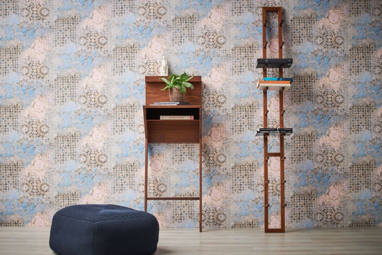 Dekoratives Zimmer mit Bücherregal, Schreibtisch und Zimmerpflanze