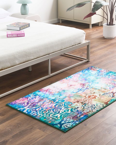 Rechteckiger Teppich mit Patchwork-Muster im Ikat-Stil.