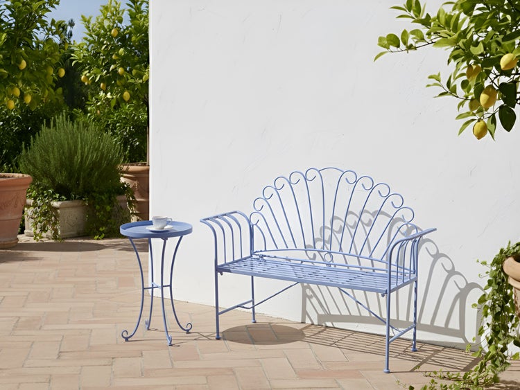 Gartenmöbelset mit einer Bank und einem Tisch auf einer Terrasse