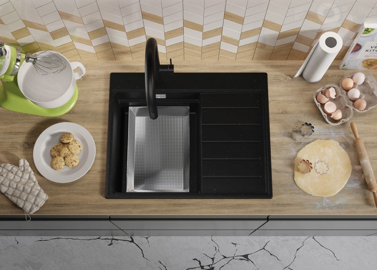 Küchenspüle mit Armatur, umgeben von Küchenutensilien auf einer Arbeitsplatte