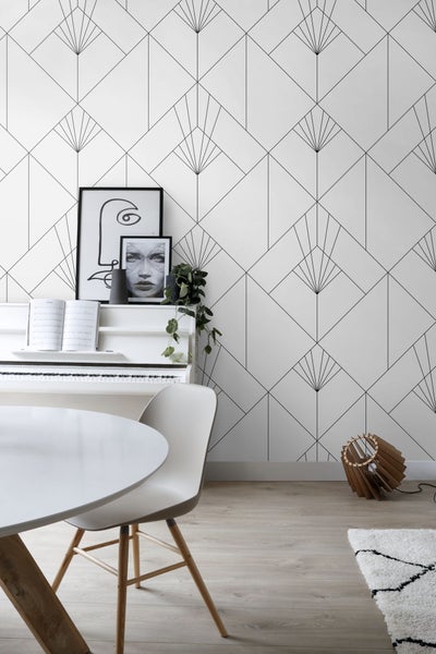 Wohnraum mit geometrischer Tapete, Klavier, Tisch und Stuhl für ein stilvolles Ambiente