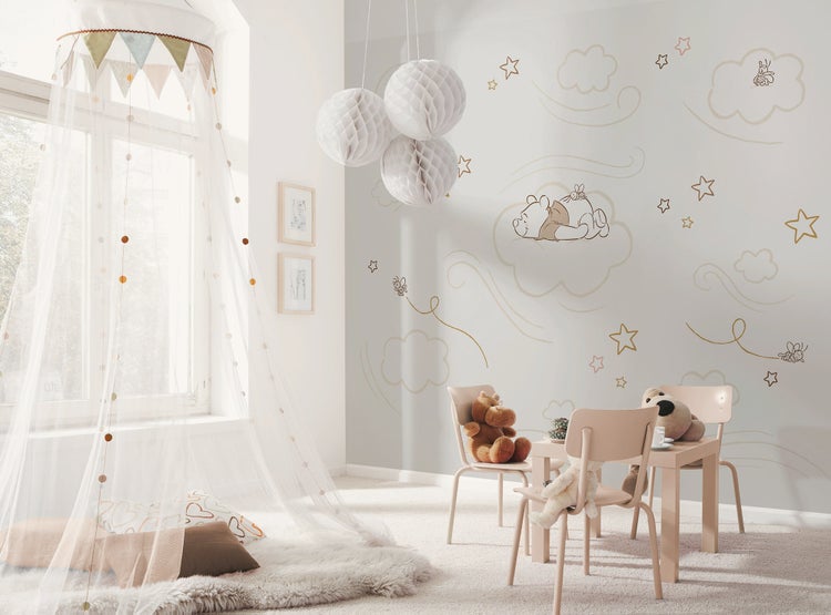 Kinderzimmer mit Spieltisch, Stühlen, Baldachin und Wandbild mit Wolken und Bärenmotiven