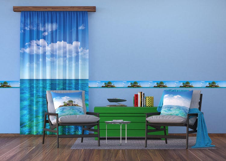 Dekorierter Wohnraum mit Vorhang, Bordüre und Kissen mit Inselmotiv