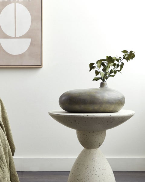 Oval geformte Dekovase auf einer Hand