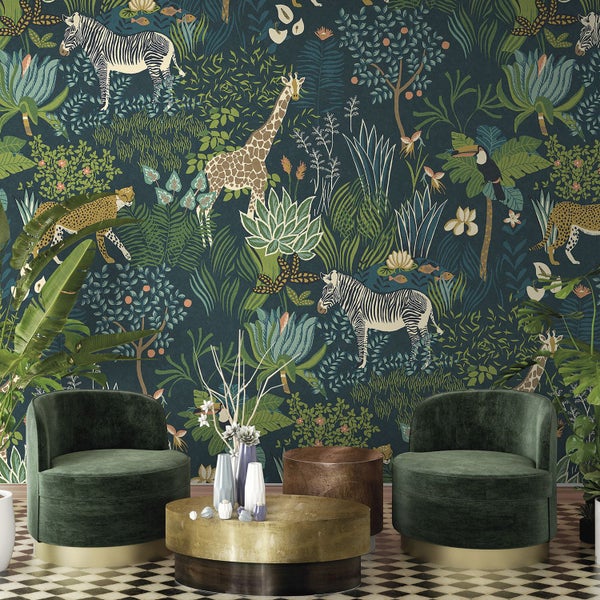 Dekorative Tapete mit Dschungelmotiven, einschließlich Zebras, Giraffen und Leoparden, zusammen mit üppiger tropischer Flora in einem Innenraum.