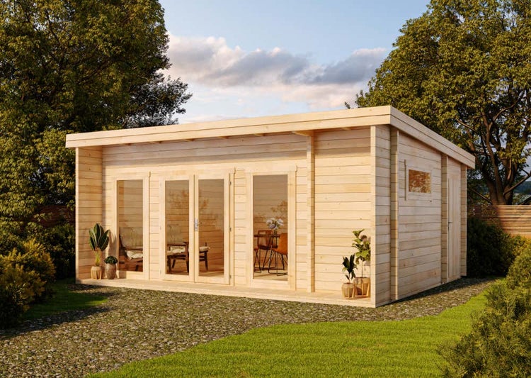 Modernes Gartenhaus aus hellem Holz mit Flachdach, großen Glasfronten und einer Doppeltür in einem Garten.