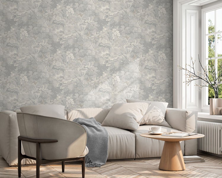 Wohnzimmer mit floral gemusterter Tapete, Sofa und Sessel