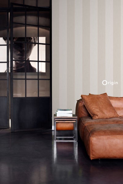 Wohnzimmer mit gestreifter Tapete, Ledersofa und Glastür