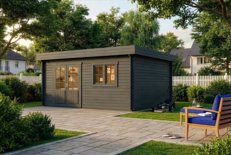 Modernes Gartenhaus aus Holz mit Flachdach, Doppeltür und Doppelfenster auf gepflasterter Terrasse in einem gepflegten Garten.