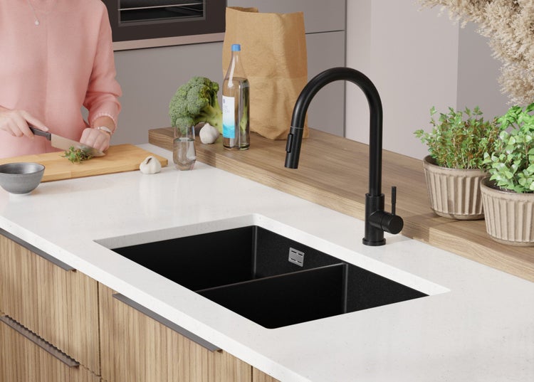 Schwarze Spüle mit Wasserhahn in einer modernen Küche