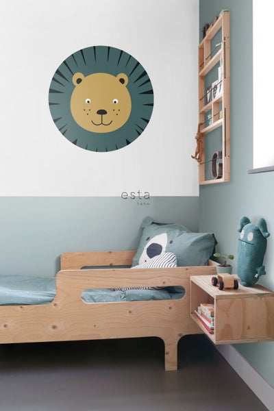 Kinderzimmer mit Holzregal, Wandtattoo und Holzspielzeug