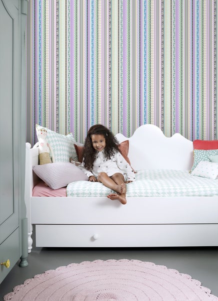 Kinderzimmer mit gestreifter Tapete, Bett und Teppich