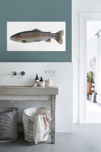 Badezimmer mit Waschtisch, Wäschekörben und einem Bild von einem Fisch