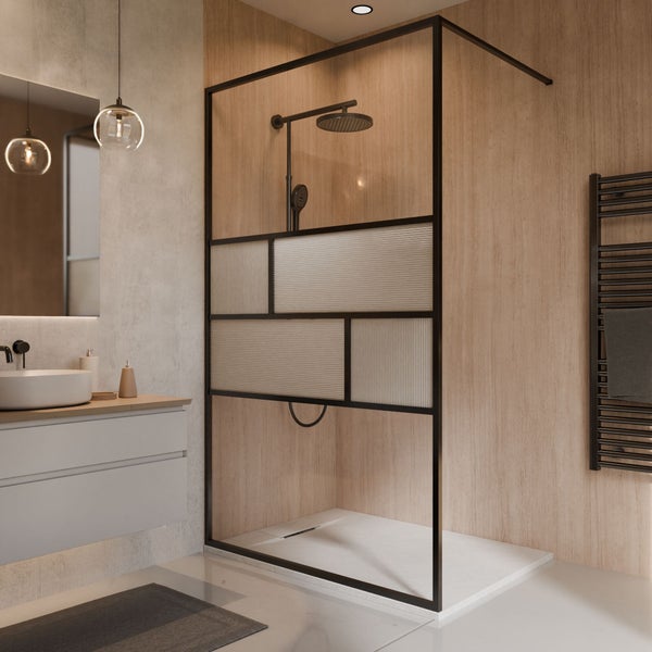 Moderne begehbare Dusche mit schwarzem Rahmen und Glas mit Streifenmuster, Holzoptik-Wandpaneelen, Waschtisch und schwarzem Heizkörper.