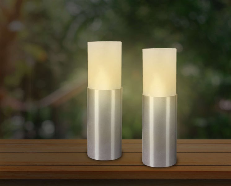 Zwei silberfarbene LED-Tischleuchten auf einem Holztisch