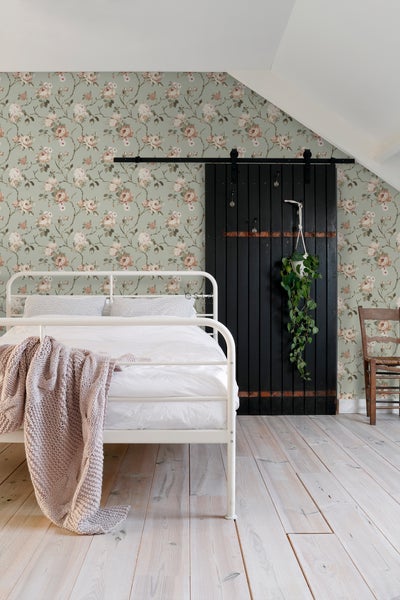 Schlafzimmer mit Blumenmustertapete, Bett und Schiebetür