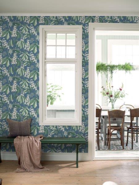 Dekorative Szene mit Duftkerze, Zimmerpflanze, Duftöl und Teelichthalter auf einem Tisch