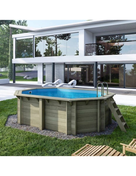 Aufstellpool aus Holz mit Leiter und Poolleiter vor einem modernen Haus