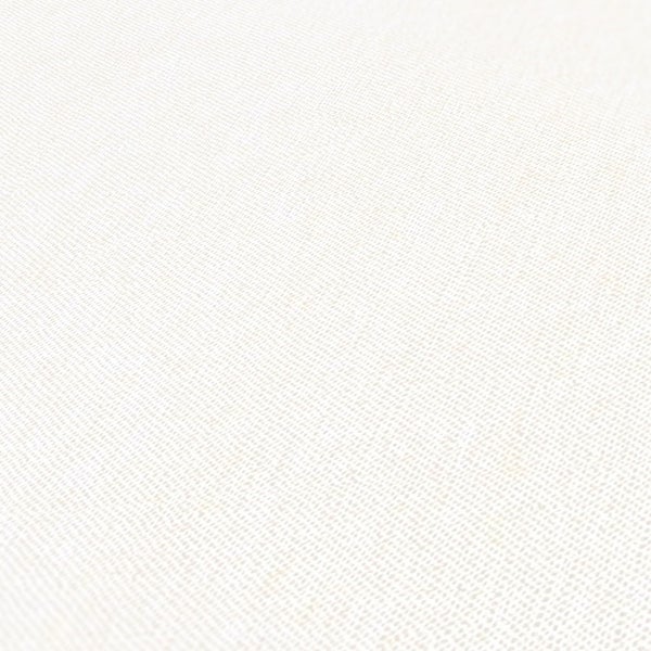 Holzbank mit Handtuch und Badezimmerartikeln