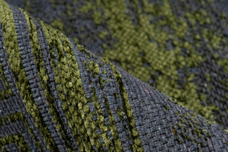 Nahaufnahme eines strukturierten Teppichs mit grünen und grauen Streifen.