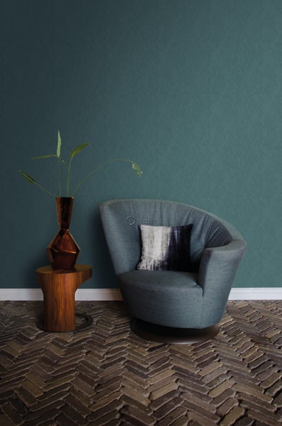 Wohnzimmer mit Sessel, Vase und gemusterter Tapete