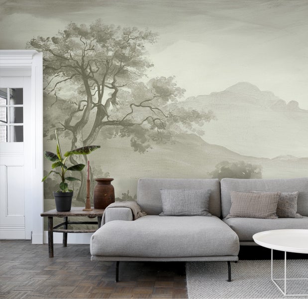 Wohnzimmer mit Landschaftstapete, Couch, Tisch und Pflanze