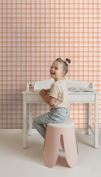 Kinderzimmer mit karierter Tapete, Schreibtisch und Hocker