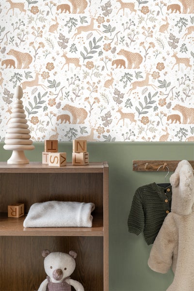 Kinderzimmer mit Waldtiermuster-Tapete, Holzregal und Kinderkleidung