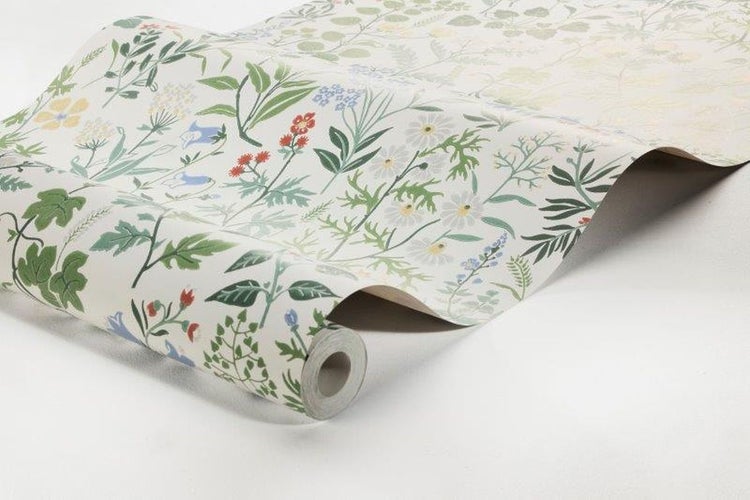 Gemütliches Schlafzimmer mit floraler Tapete, Kommode, Fenster und Stuhl